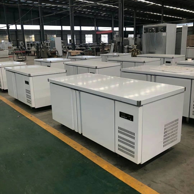 호텔 식당 1의 뒤쪽 부엌에서 스테인레스 강 상업 냉동고 작업대