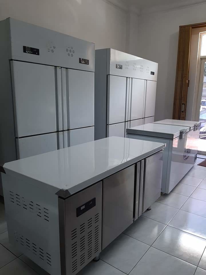 호텔 식당 4의 뒤쪽 부엌에서 스테인레스 강 상업 냉동고 작업대