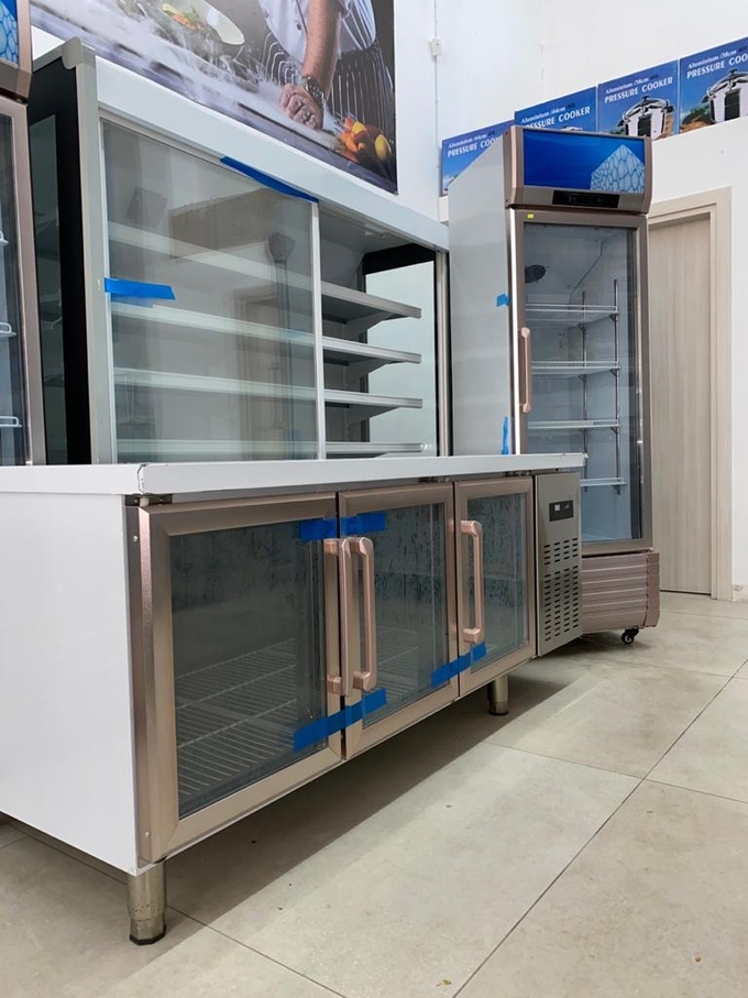 호텔 식당 3의 뒤쪽 부엌에서 스테인레스 강 상업 냉동고 작업대