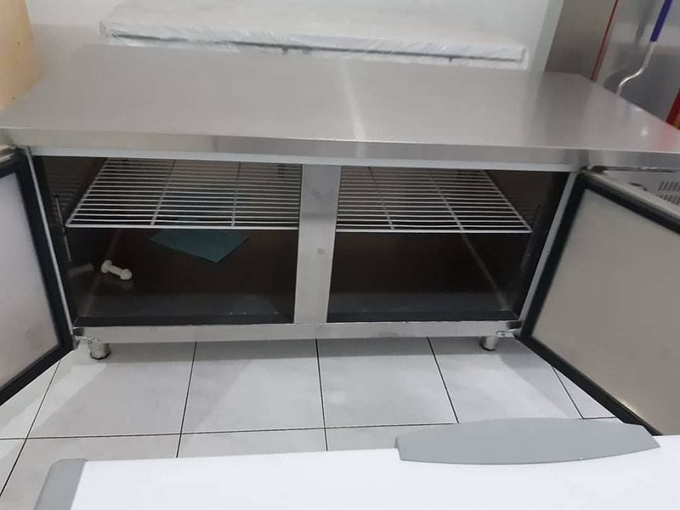 호텔 식당 8의 뒤쪽 부엌에서 스테인레스 강 상업 냉동고 작업대